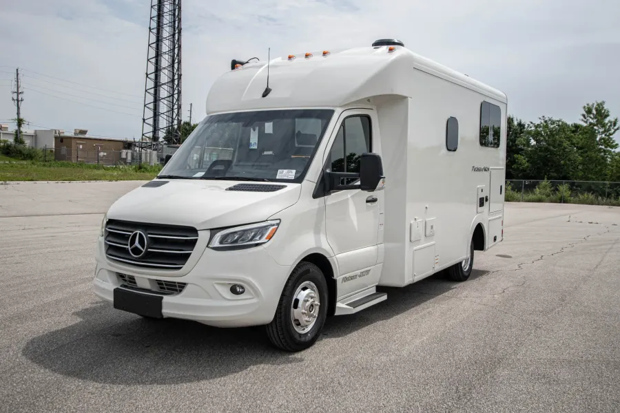 2026 Pleasure-way Plateau XLTW | Photo 8 of 24