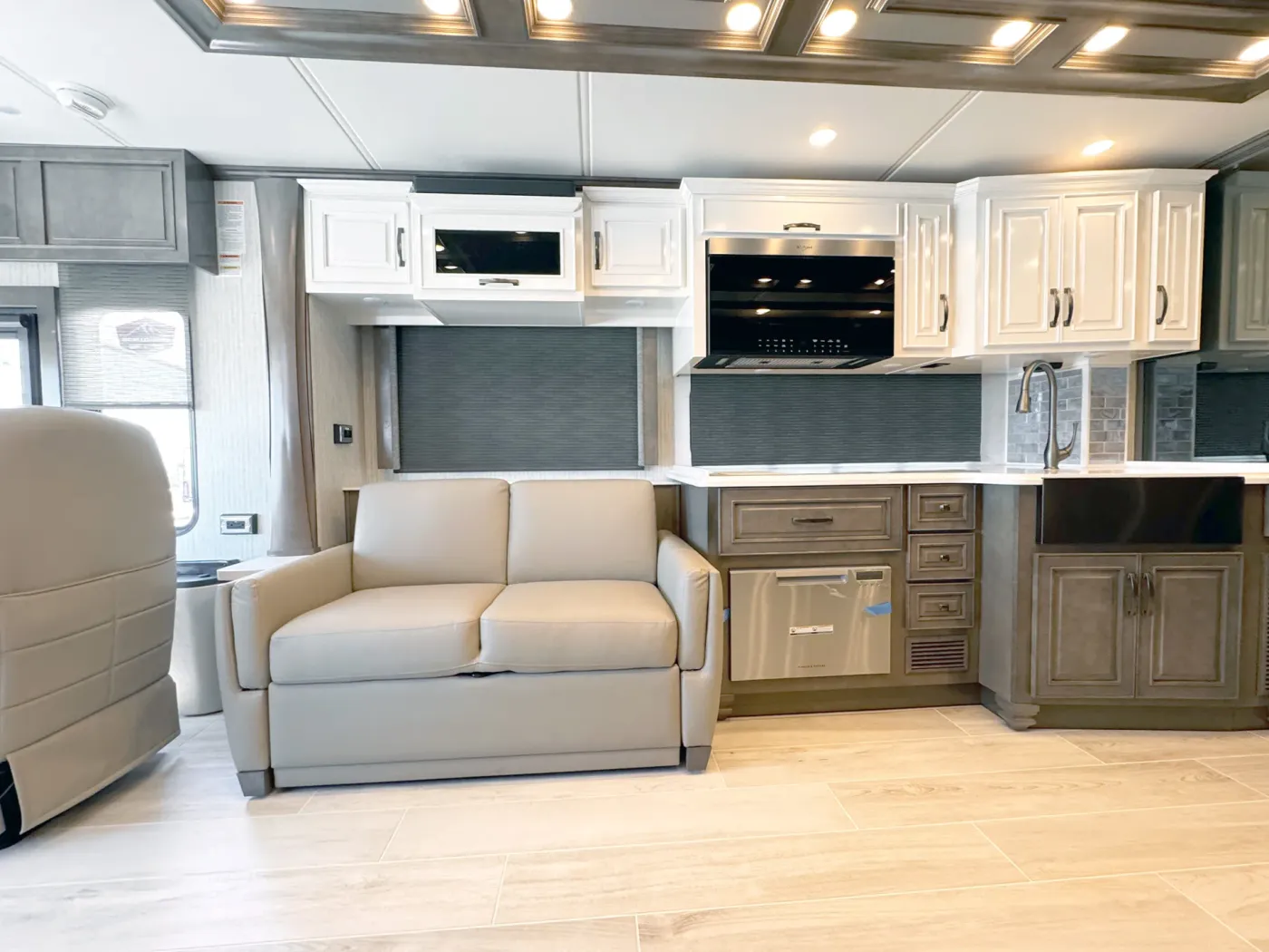 2026 Newmar Dutch Star 3836 | Photo 4 of 29