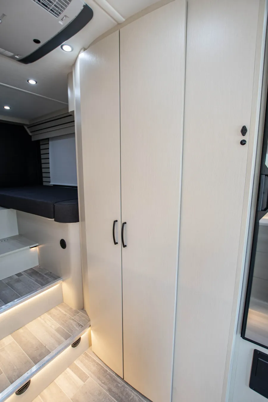 2026 Pleasure-way Plateau XLTW | Photo 21 of 24