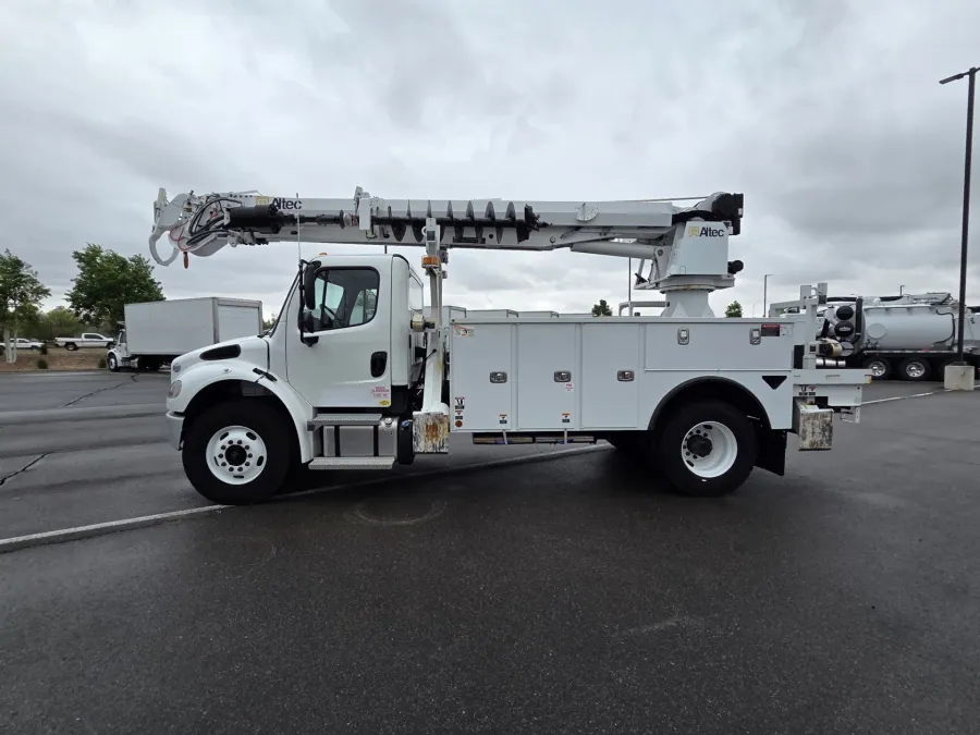2022 Freightliner M2 106 | Photo 18 of 36
