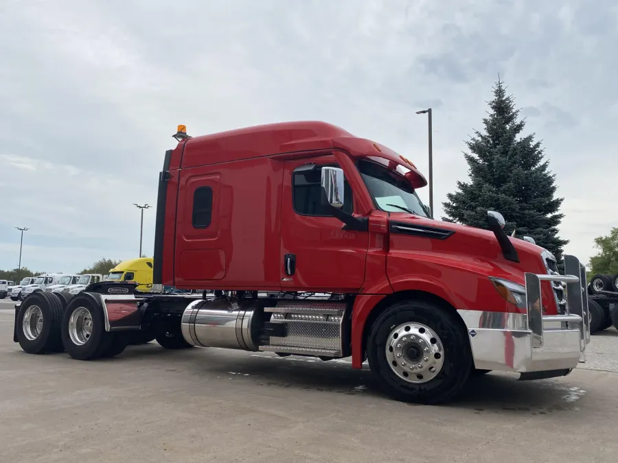 2025 Freightliner Cascadia | Photo 4 of 18