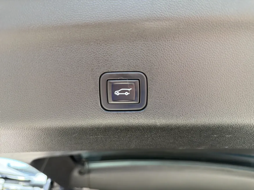 2024 GMC Yukon XL SLT | Photo 9 of 22