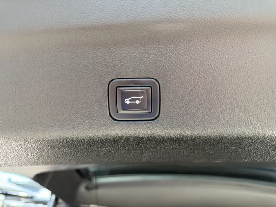 2024 GMC Yukon XL SLT | Photo 9 of 22
