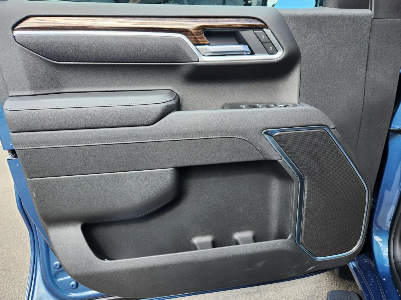 2025 GMC Sierra 1500 Elevation | Photo 5 of 29