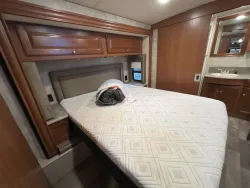 2019 Winnebago Sunstar LX 35F | Thumbnail Photo 17 of 20