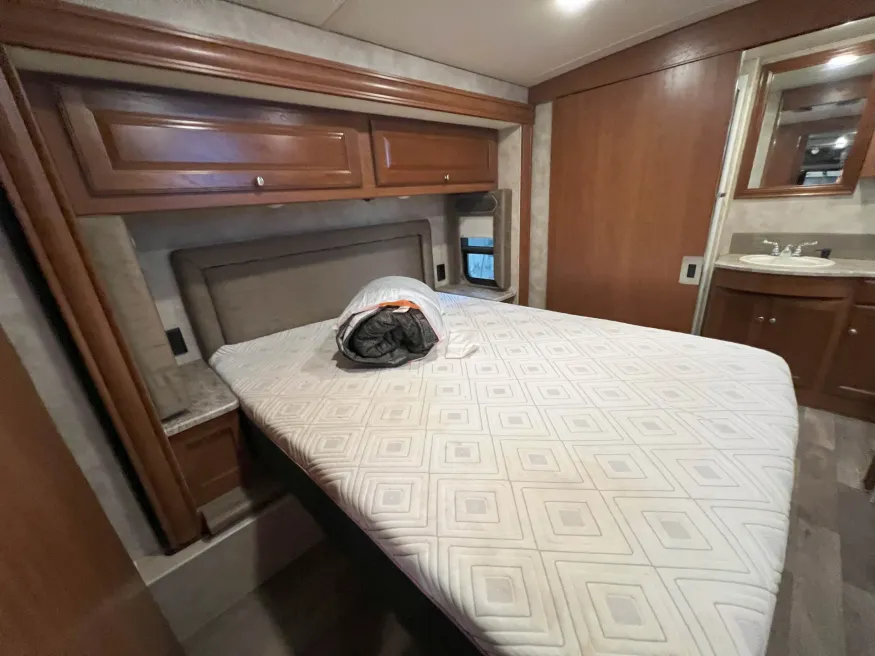 2019 Winnebago Sunstar LX 35F | Photo 17 of 20