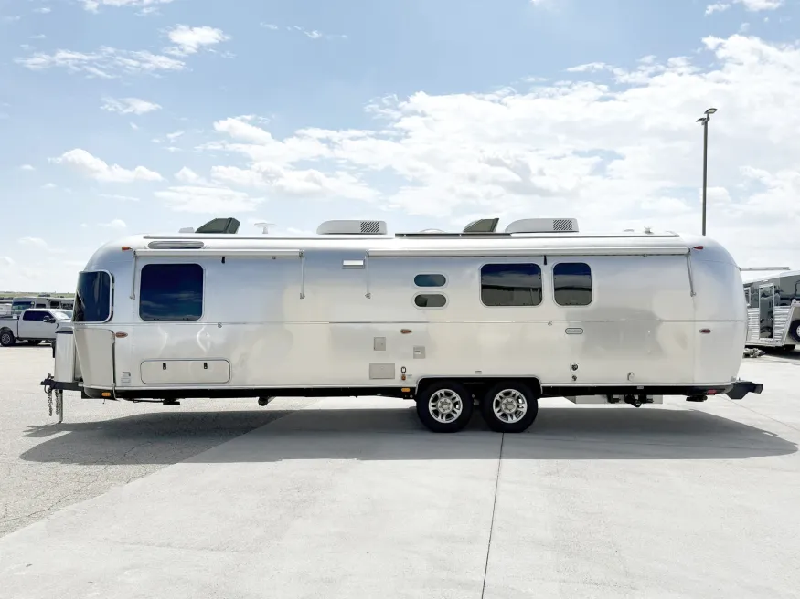 2024 Airstream Classic 33FB Twin | Photo 19 of 23