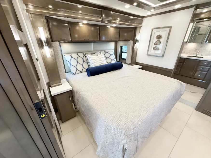 2027 Newmar Mountain Aire 3825 | Photo 15 of 28