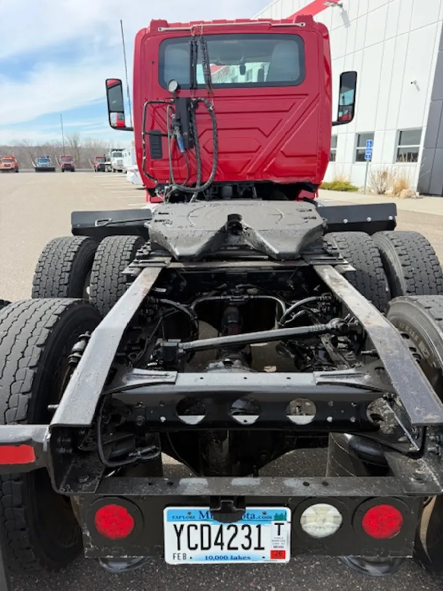 2018 International LT | Photo 4 of 11