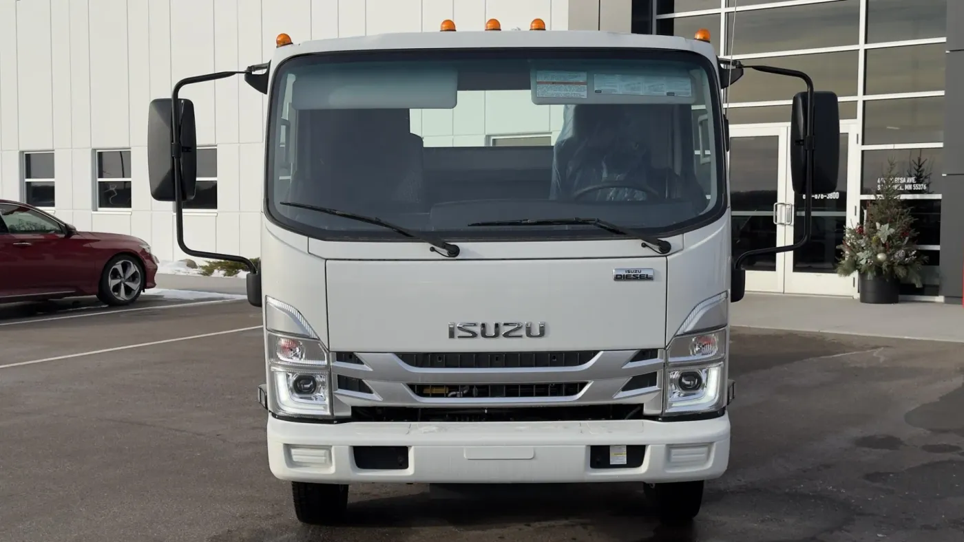 2024 Isuzu NRR | Photo 2 of 17