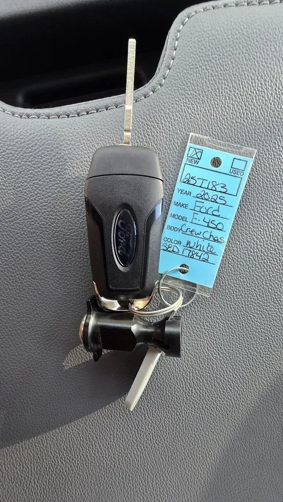 2025 Ford Super Duty F-450 | Photo 20 of 26