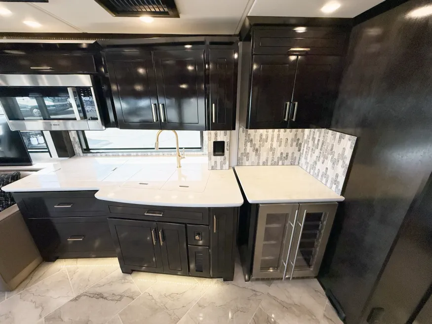 2027 Newmar Essex 4595 | Photo 11 of 31