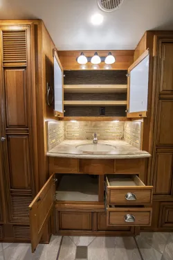 2015 Newmar Dutch Star 4018 | Thumbnail Photo 30 of 32