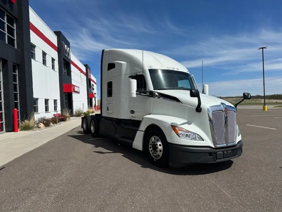2022 Kenworth T680 | Photo 3 of 15