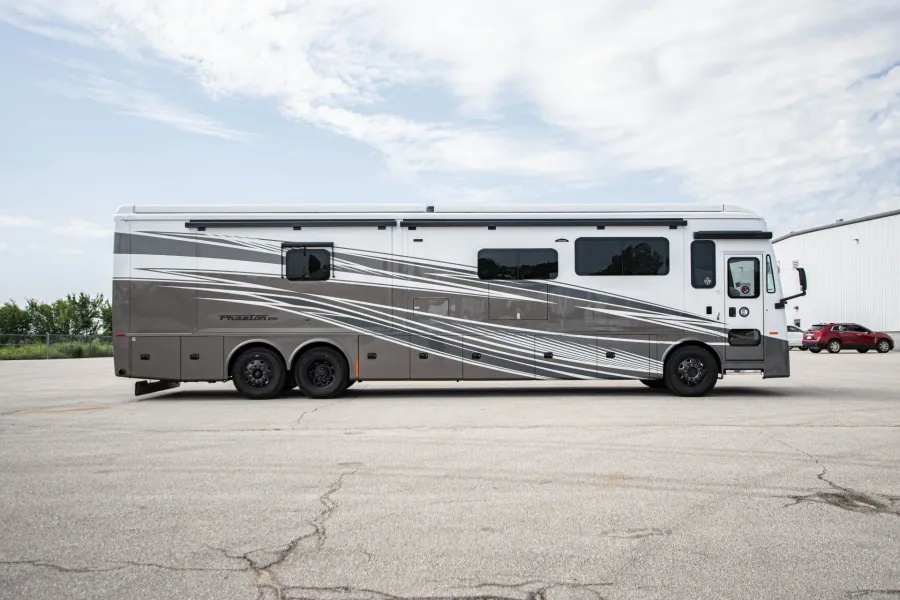 2026 Tiffin Phaeton 44OH | Photo 4 of 31