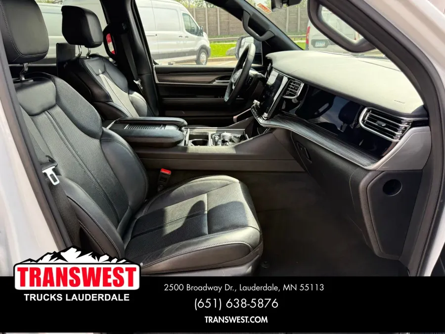 2023 Jeep Wagoneer L Series III | Photo 8 of 23