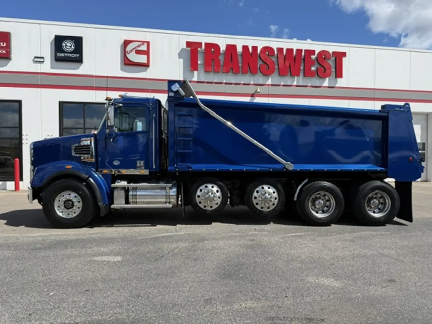 2023 Freightliner 122SD | Photo 2 of 18