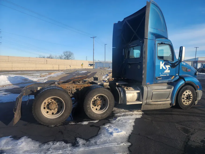 2018 Peterbilt 579 | Photo 4 of 12