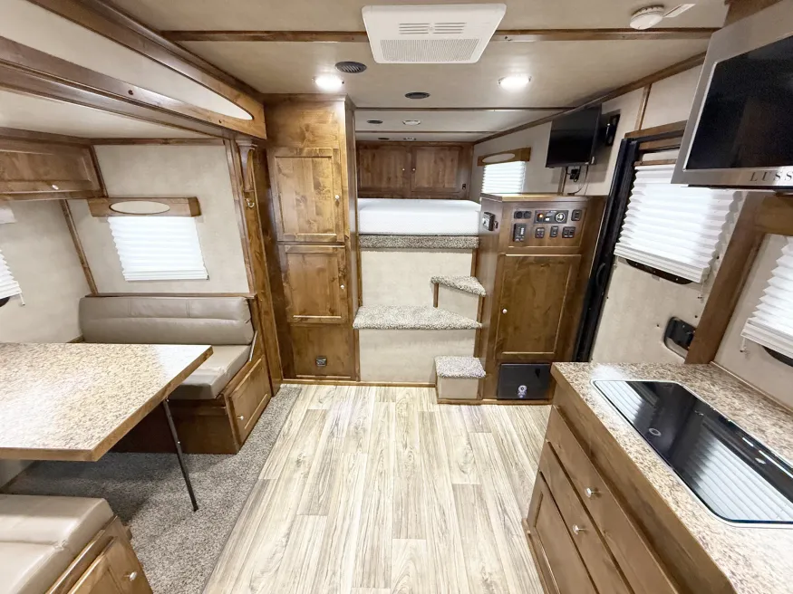 2025 Logan Coach Select 812 3HLQ | Photo 6 of 27