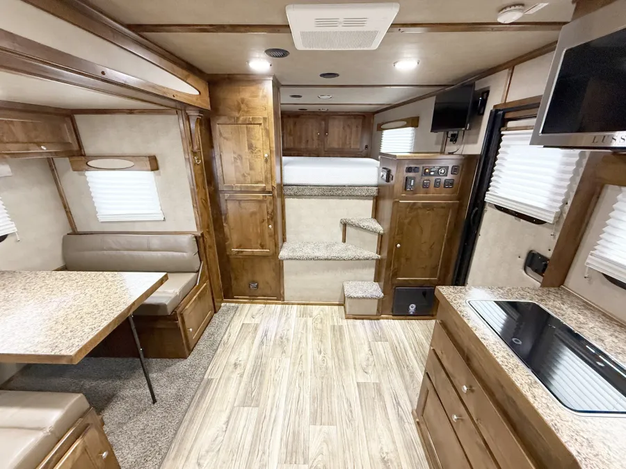 2025 Logan Coach Select 812 3HLQ | Photo 6 of 27