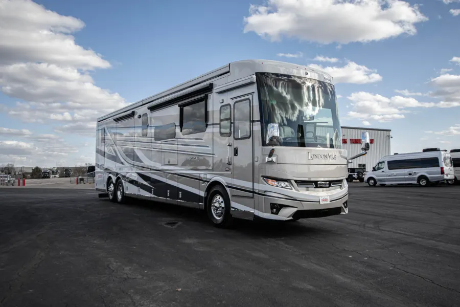 2026 Newmar London Aire 4551 | Photo 9 of 47