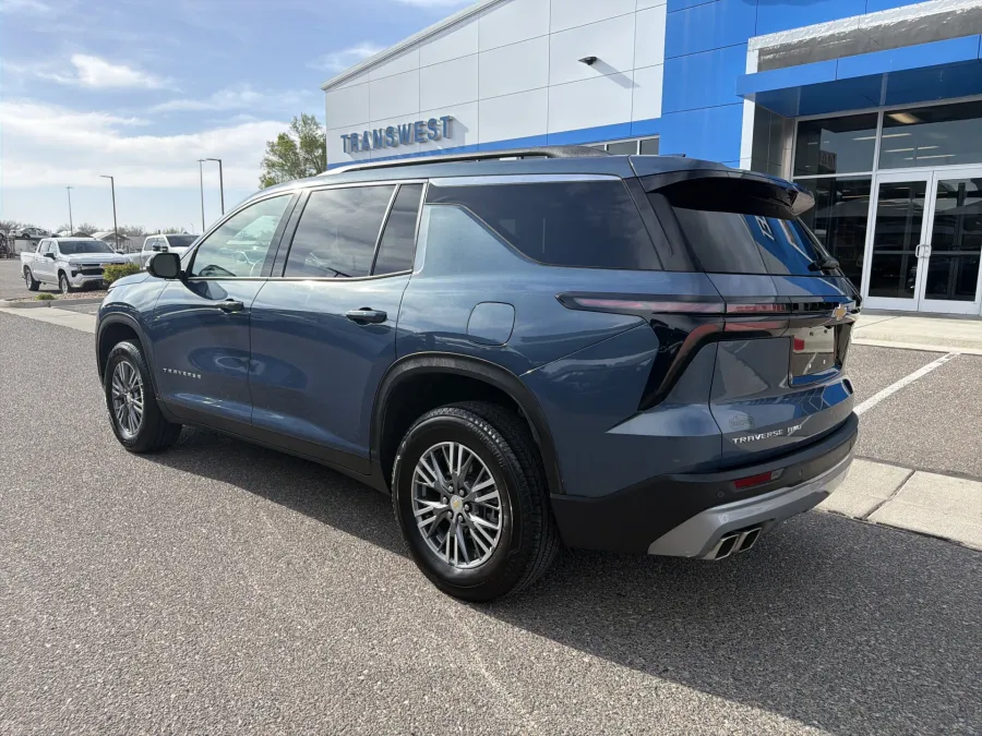 2025 Chevrolet Traverse AWD LT | Photo 2 of 22