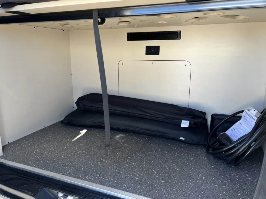 2026 Pleasure-way Plateau RB | Photo 27 of 28