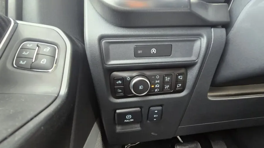 2025 Ford F-150 | Photo 13 of 32