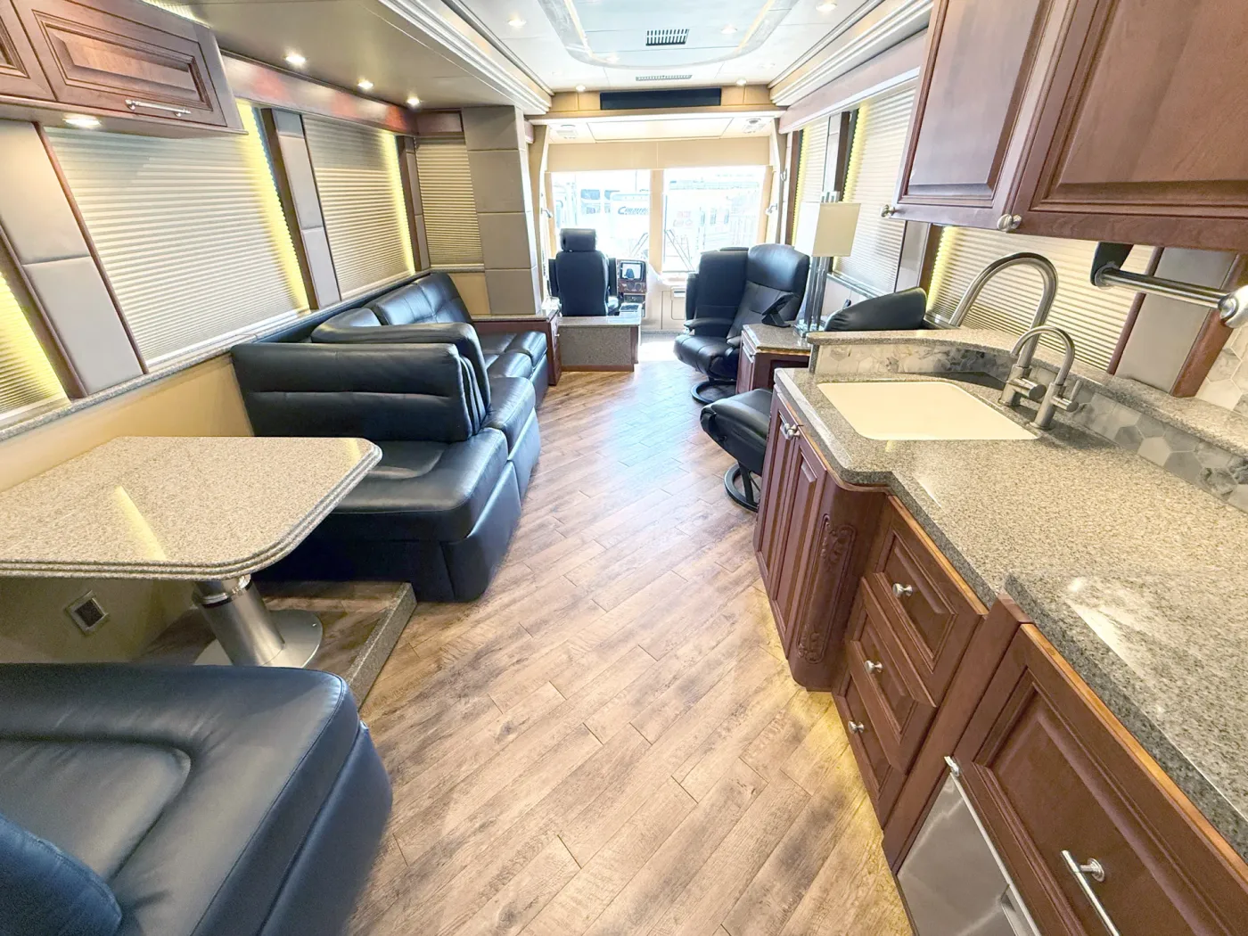 2017 Emerald Prevost X3-45 Double Slide | Photo 4 of 34