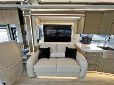 2023 Newmar King Aire 4531 | Thumbnail Photo 14 of 45
