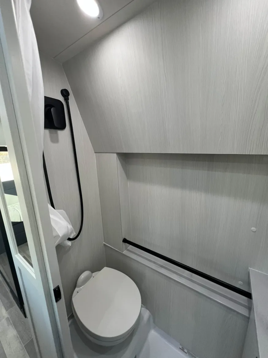 2026 Pleasure-way Ontour 2.2 AWD | Photo 15 of 18