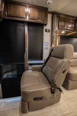 2019 Newmar Dutch Star 4369 | Thumbnail Photo 11 of 31