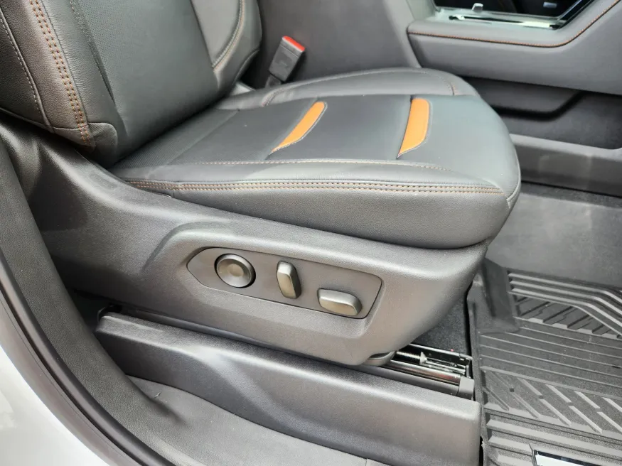 2025 GMC Sierra 2500HD AT4 | Photo 18 of 30