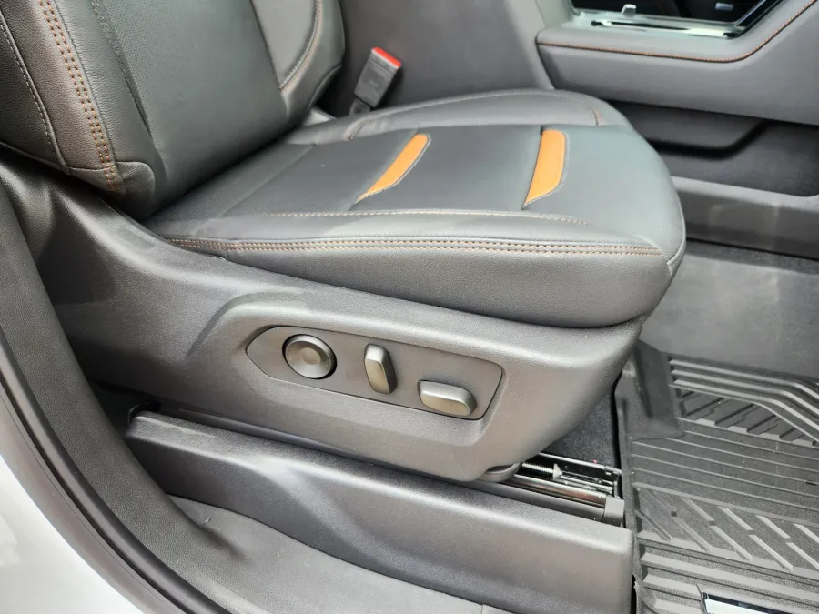 2025 GMC Sierra 2500HD AT4 | Photo 18 of 30