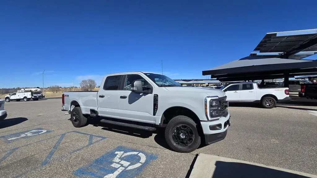 2026 Ford Super Duty F-350 | Photo 3 of 31