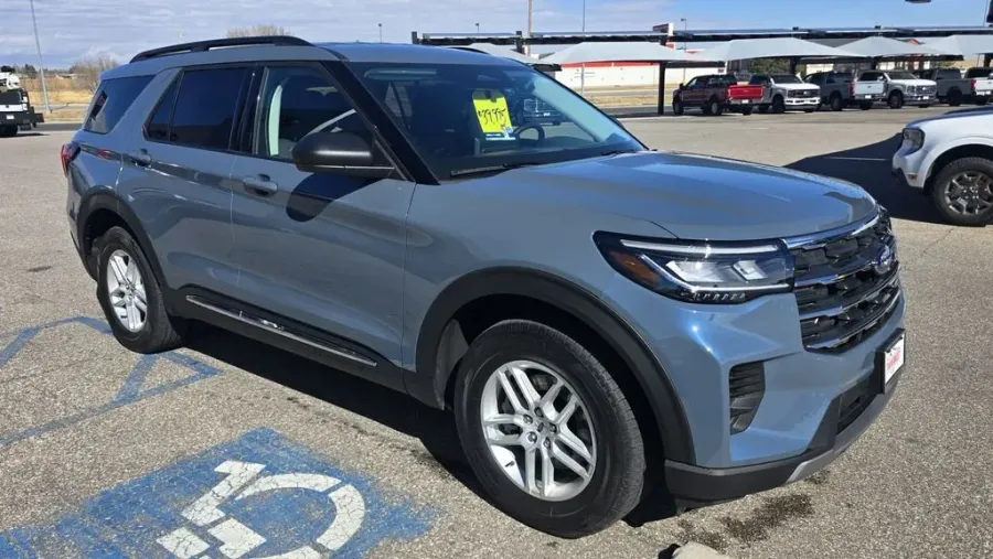 2025 Ford Explorer | Photo 3 of 30