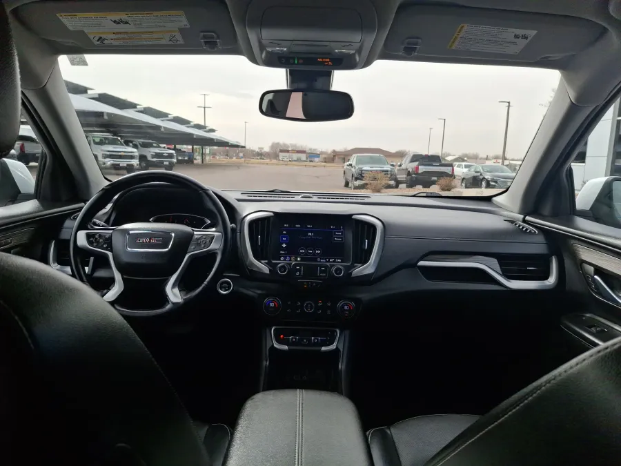 2024 GMC Terrain SLT | Photo 11 of 21