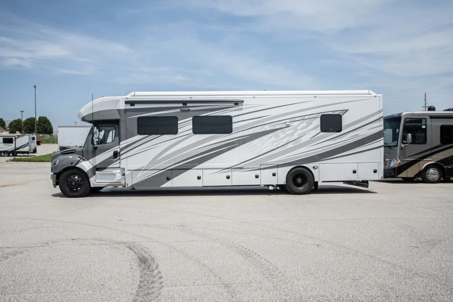 2026 Renegade Verona LE 40LTS | Photo 1 of 29