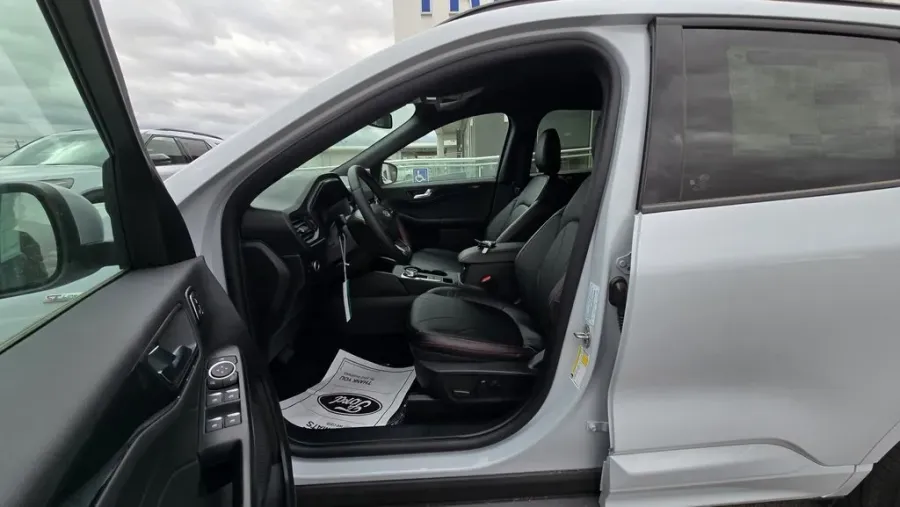 2026 Ford Escape Hybrid | Photo 15 of 32