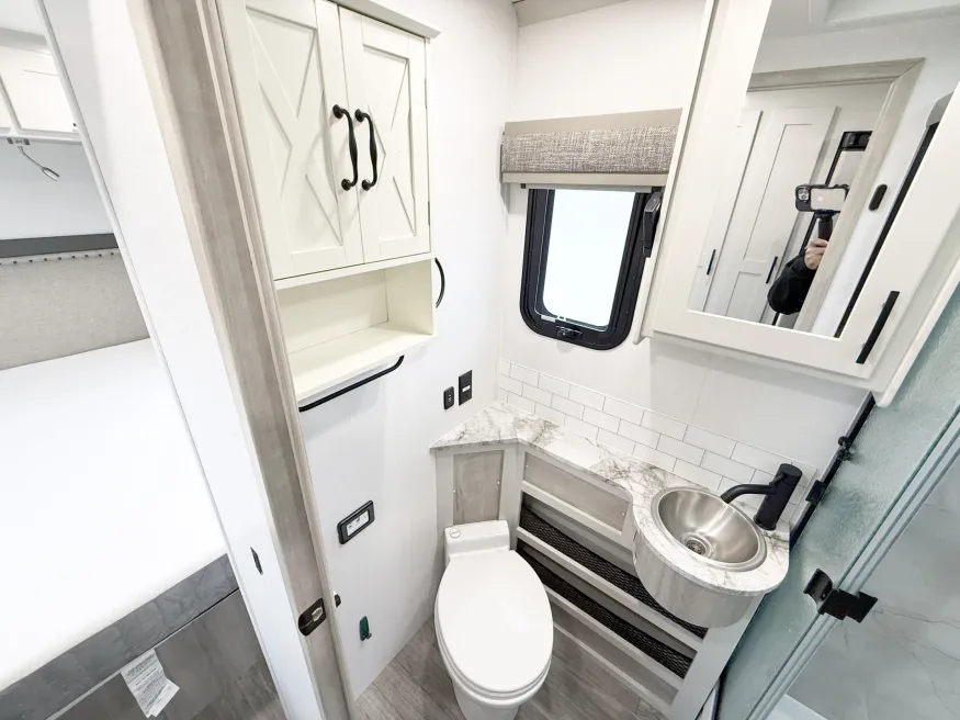 2024 Dynamax Isata 28SS | Photo 12 of 24