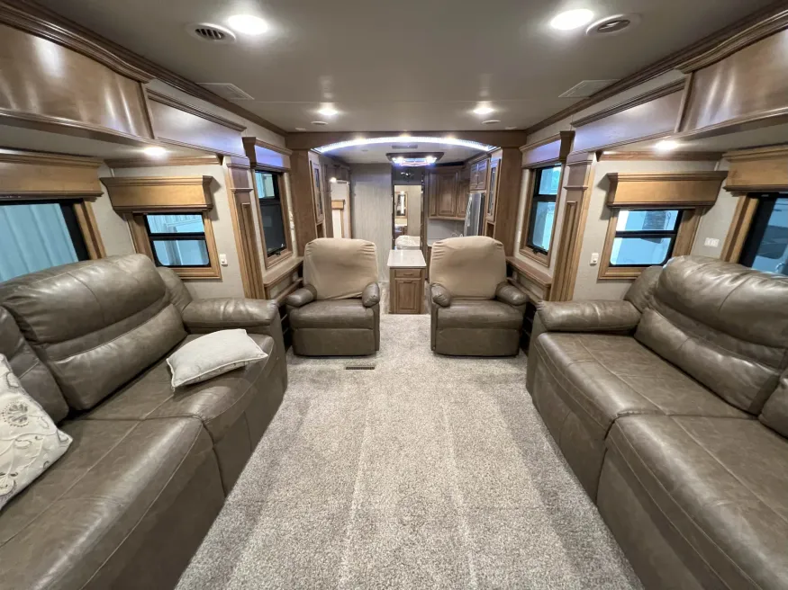 2019 DRV Mobile Suites 44 Nashville | Photo 9 of 26