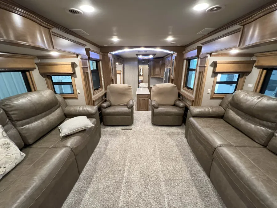 2019 DRV Mobile Suites 44 Nashville | Photo 9 of 26