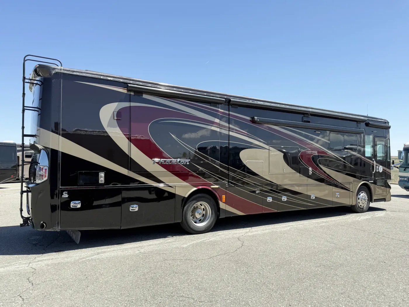 2016 Tiffin Phaeton 40AH | Photo 3 of 14