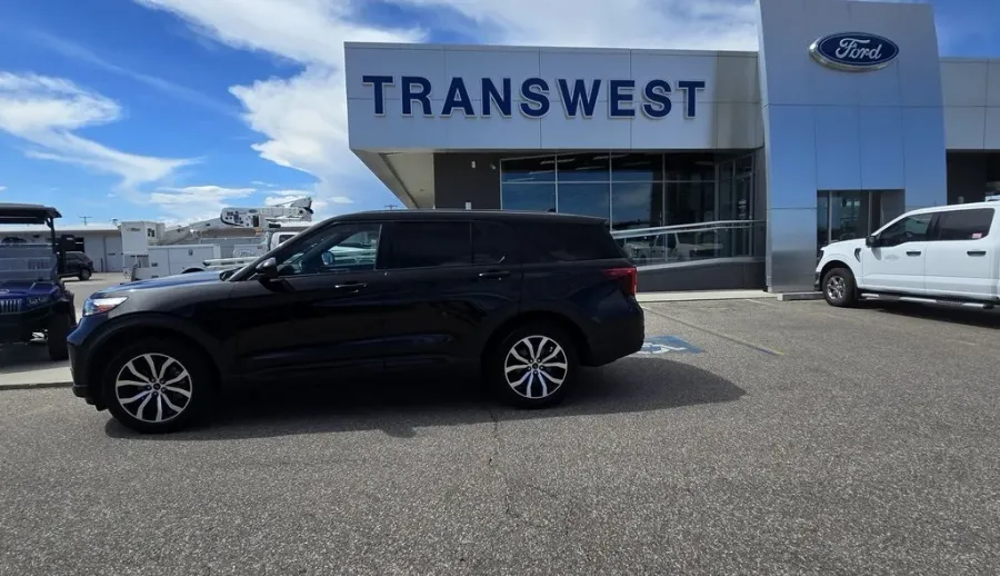 2022 Ford Explorer | Photo 1 of 31