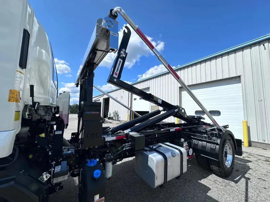 2025 Isuzu FTR | Photo 6 of 9