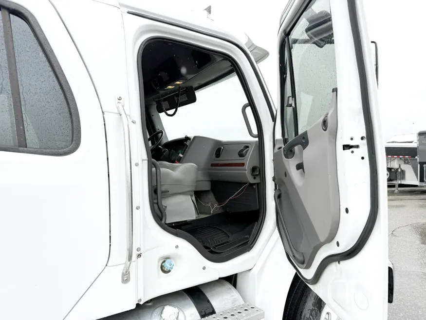 2011 Freightliner M2 112 | Photo 20 of 22