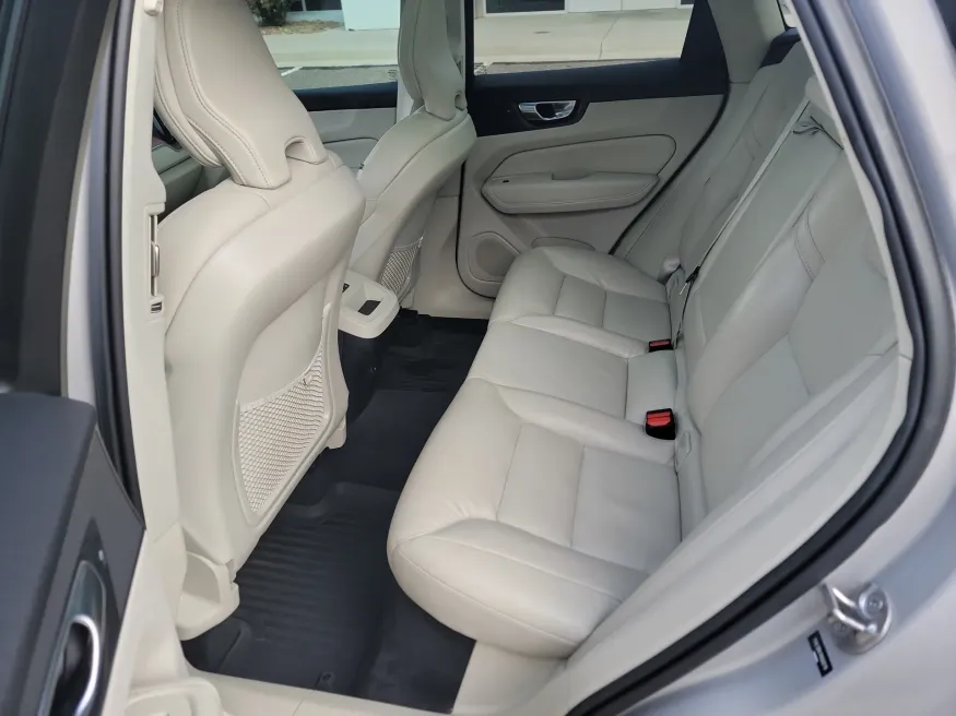 2022 Volvo XC60 Momentum | Photo 10 of 19