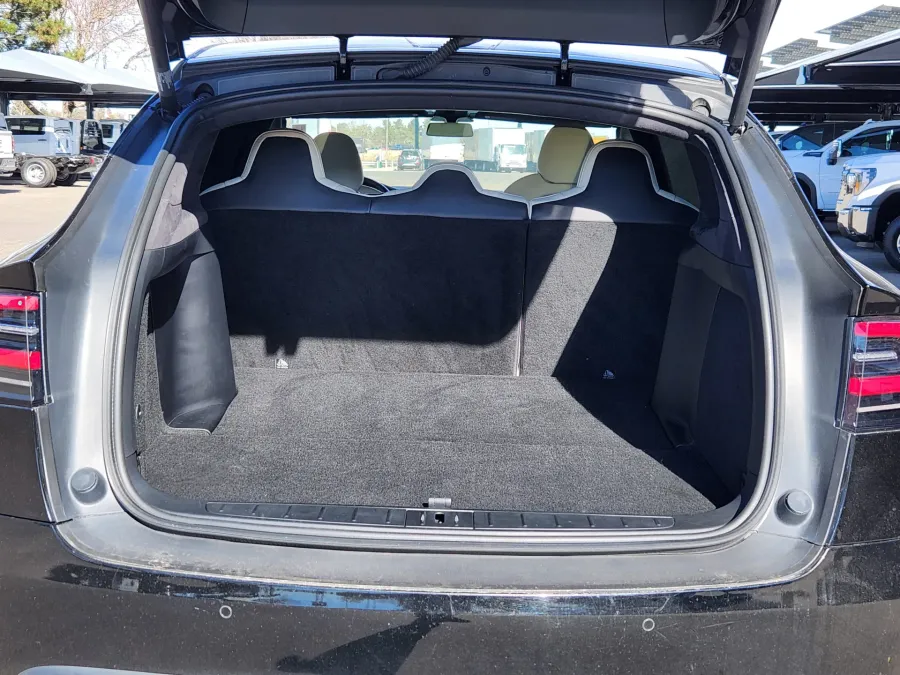 2021 Tesla Model X | Photo 16 of 31