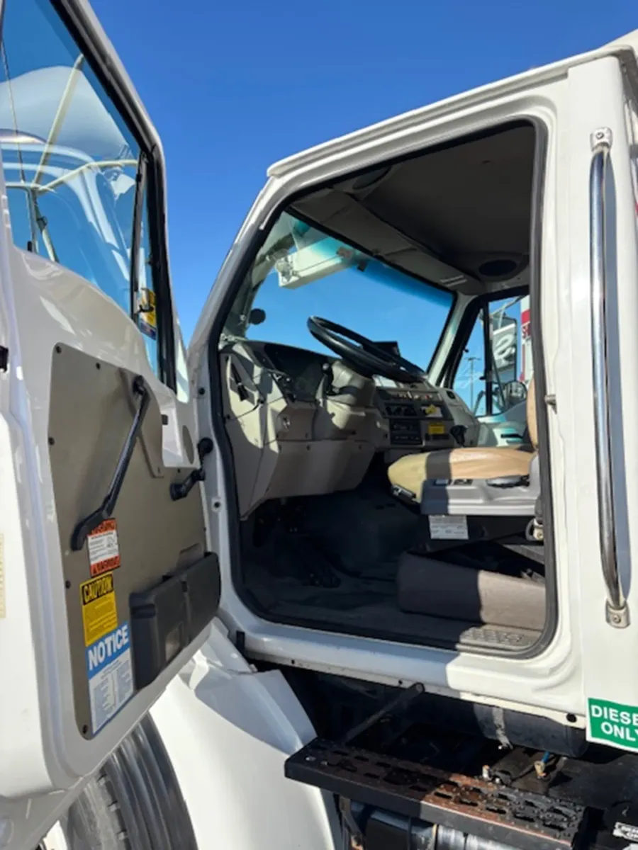 2003 Sterling L7500 | Photo 8 of 12