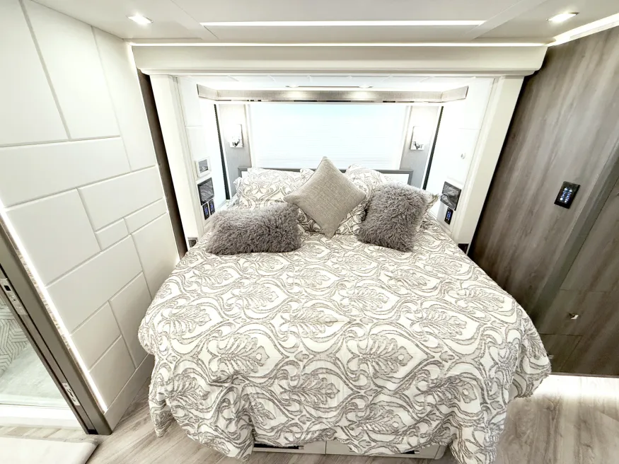 2023 Emerald Prevost H3-45 Triple Slide | Photo 19 of 35